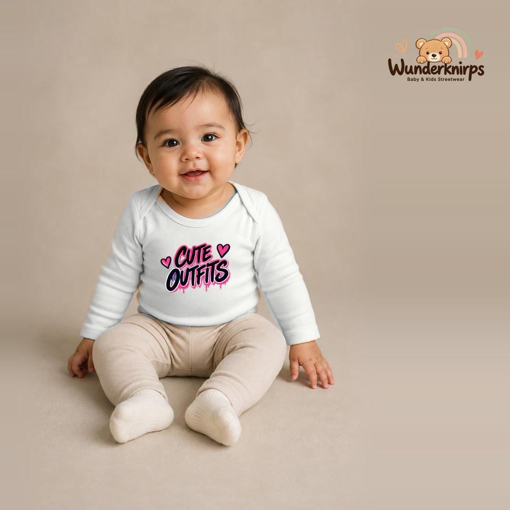 Babybody für Mädchen in Weiß mit Motiv „Cute Outfits“, getragen von einem Kind – Wunderknirps.