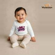 Babybody für Mädchen in Weiß mit Motiv „Cute Outfits“, getragen von einem Kind – Wunderknirps.