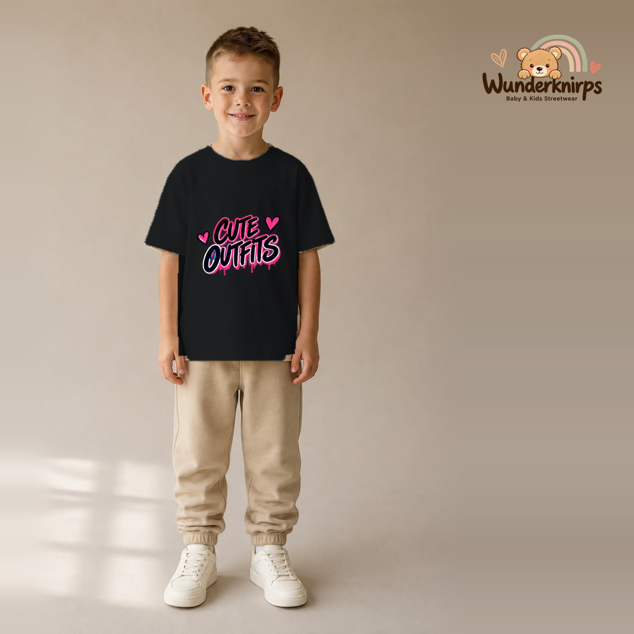 T-Shirt für Jungen in Schwarz mit Motiv „Cute Outfits“, getragen von einem Kind – Wunderknirps.