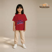 T-Shirt für Mädchen in Rot mit Motiv „Cute Outfits“, getragen von einem Kind – Wunderknirps.