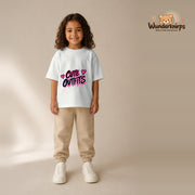 T-Shirt für Mädchen in Weiß mit Motiv „Cute Outfits“, getragen von einem Kind – Wunderknirps.