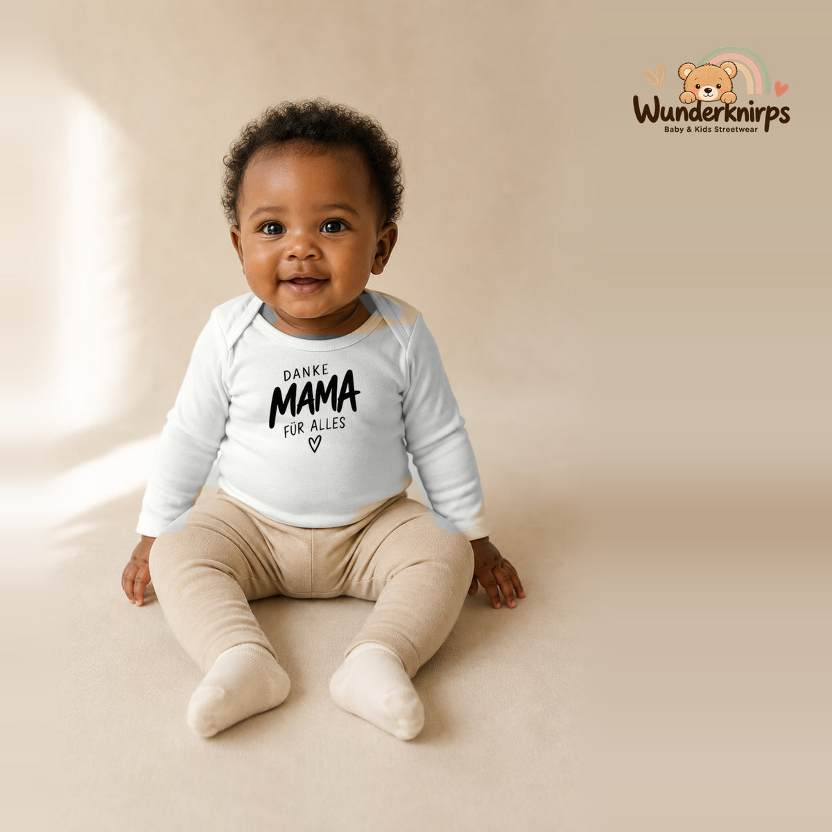 Babybody für Mädchen in Weiß mit Motiv „Danke Mama“, getragen von einem Kind – Wunderknirps.