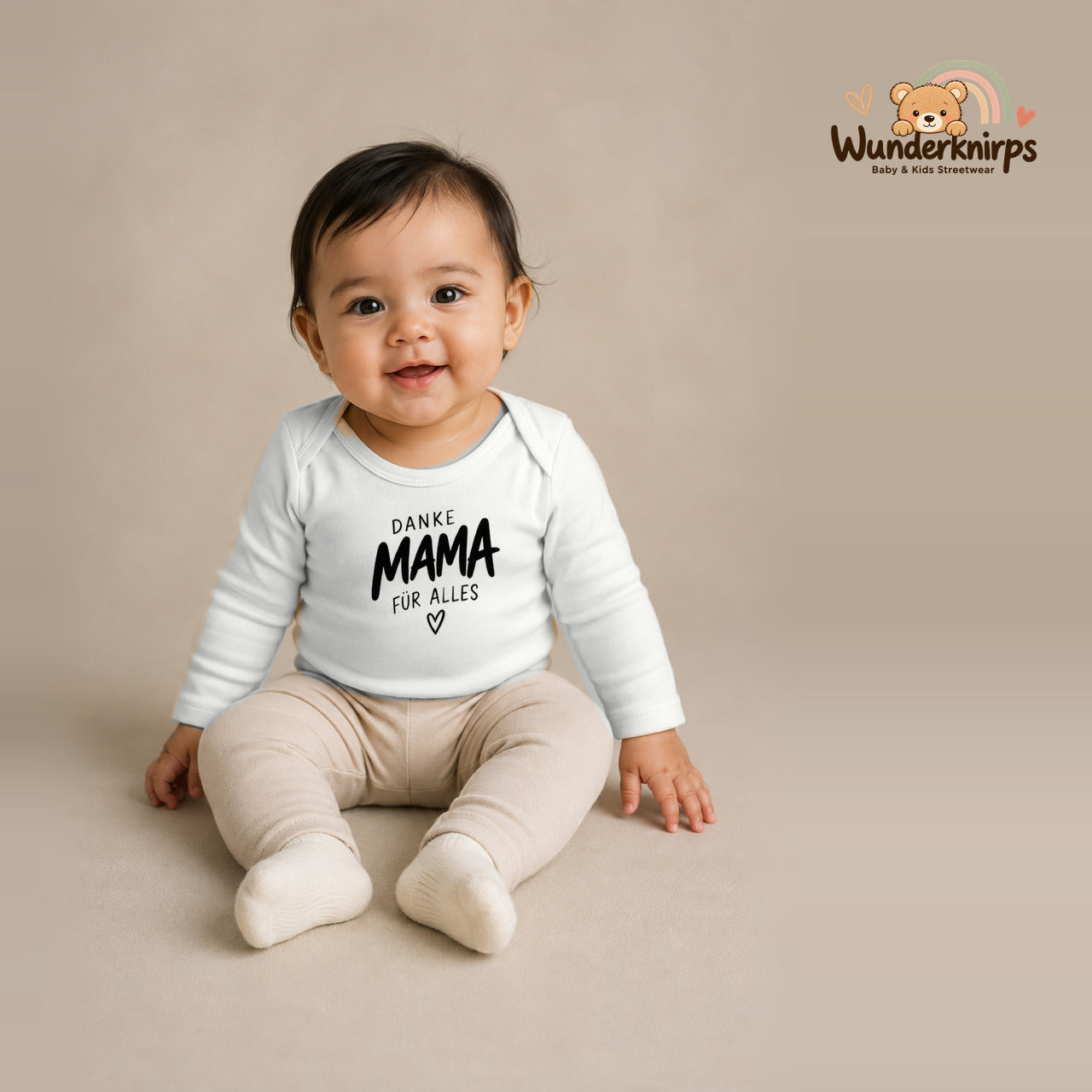 Babybody für Mädchen in Weiß mit Motiv „Danke Mama“, getragen von einem Kind – Wunderknirps.