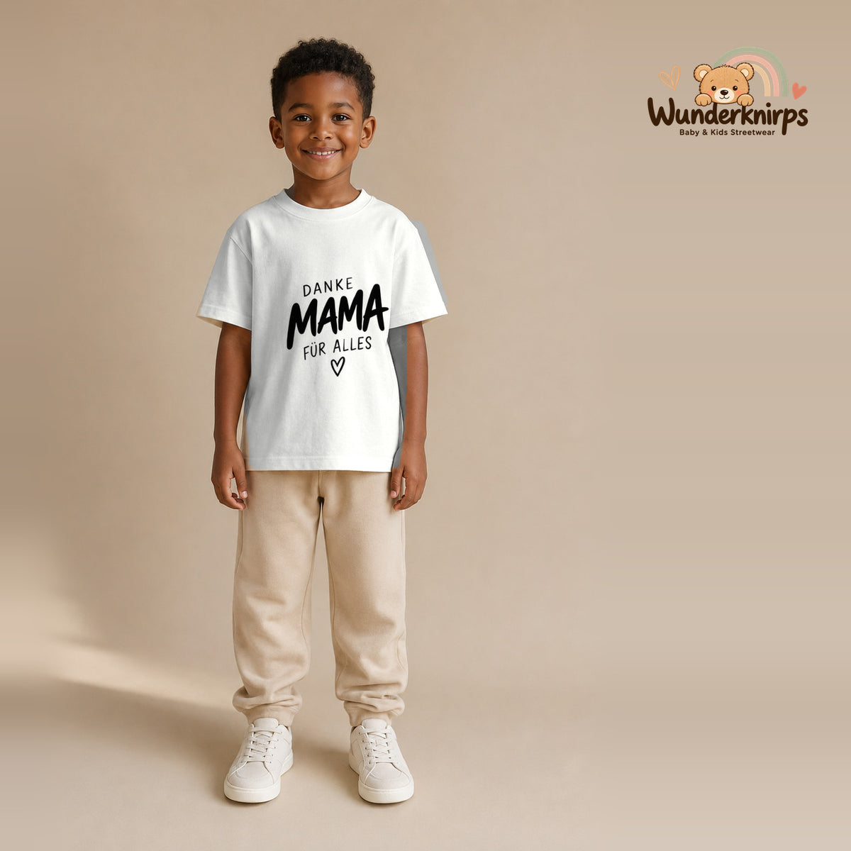 T-Shirt für Jungen in Weiß mit Motiv „Danke Mama“, getragen von einem Kind – Wunderknirps.