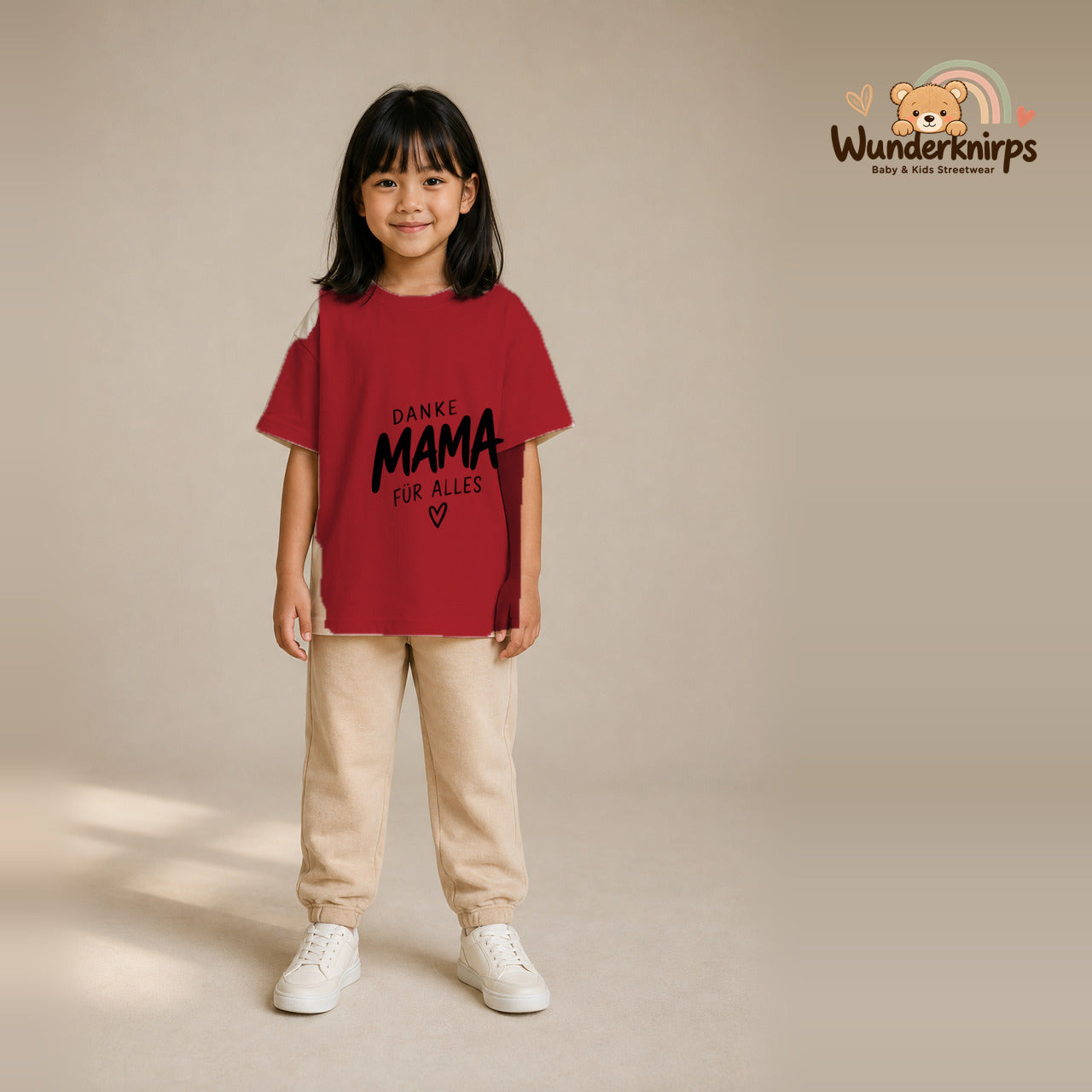 T-Shirt für Mädchen in Rot mit Motiv „Danke Mama“, getragen von einem Kind – Wunderknirps.