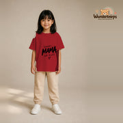 T-Shirt für Mädchen in Rot mit Motiv „Danke Mama“, getragen von einem Kind – Wunderknirps.