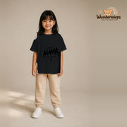 T-Shirt für Mädchen in Schwarz mit Motiv „Danke Mama“, getragen von einem Kind – Wunderknirps.