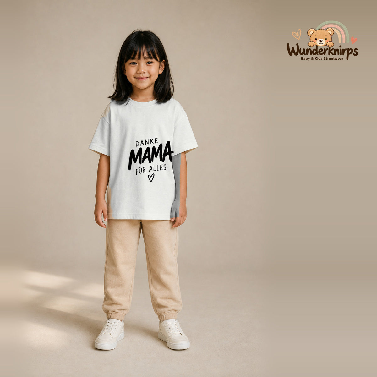 T-Shirt für Mädchen in Weiß mit Motiv „Danke Mama“, getragen von einem Kind – Wunderknirps.