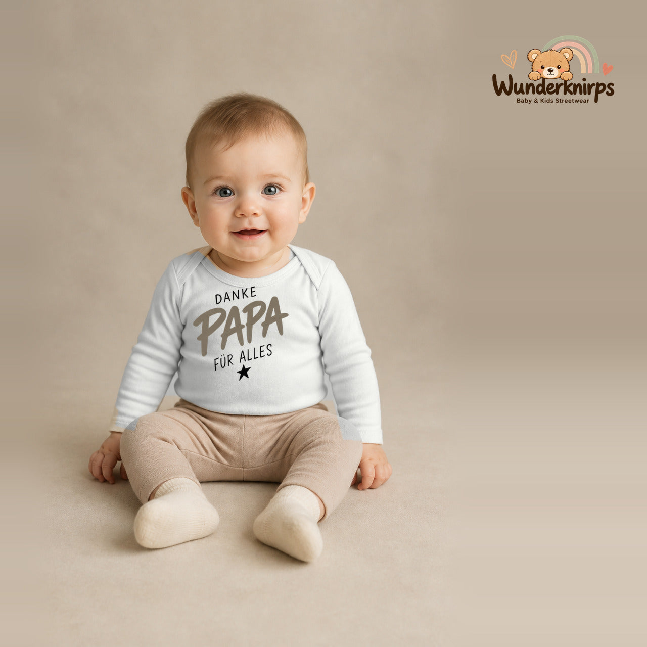 Babybody für Jungen in Weiß mit Motiv „Danke Papa“, getragen von einem Kind – Wunderknirps.