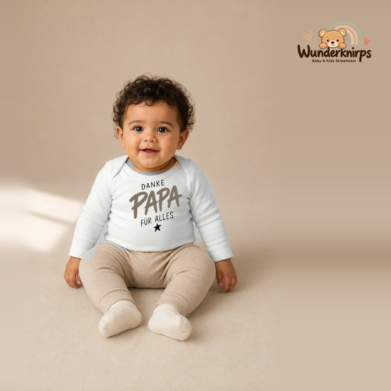 Babybody für Jungen in Weiß mit Motiv „Danke Papa“, getragen von einem Kind – Wunderknirps.