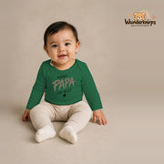 Babybody für Mädchen in Grün mit Motiv „Danke Papa“, getragen von einem Kind – Wunderknirps.