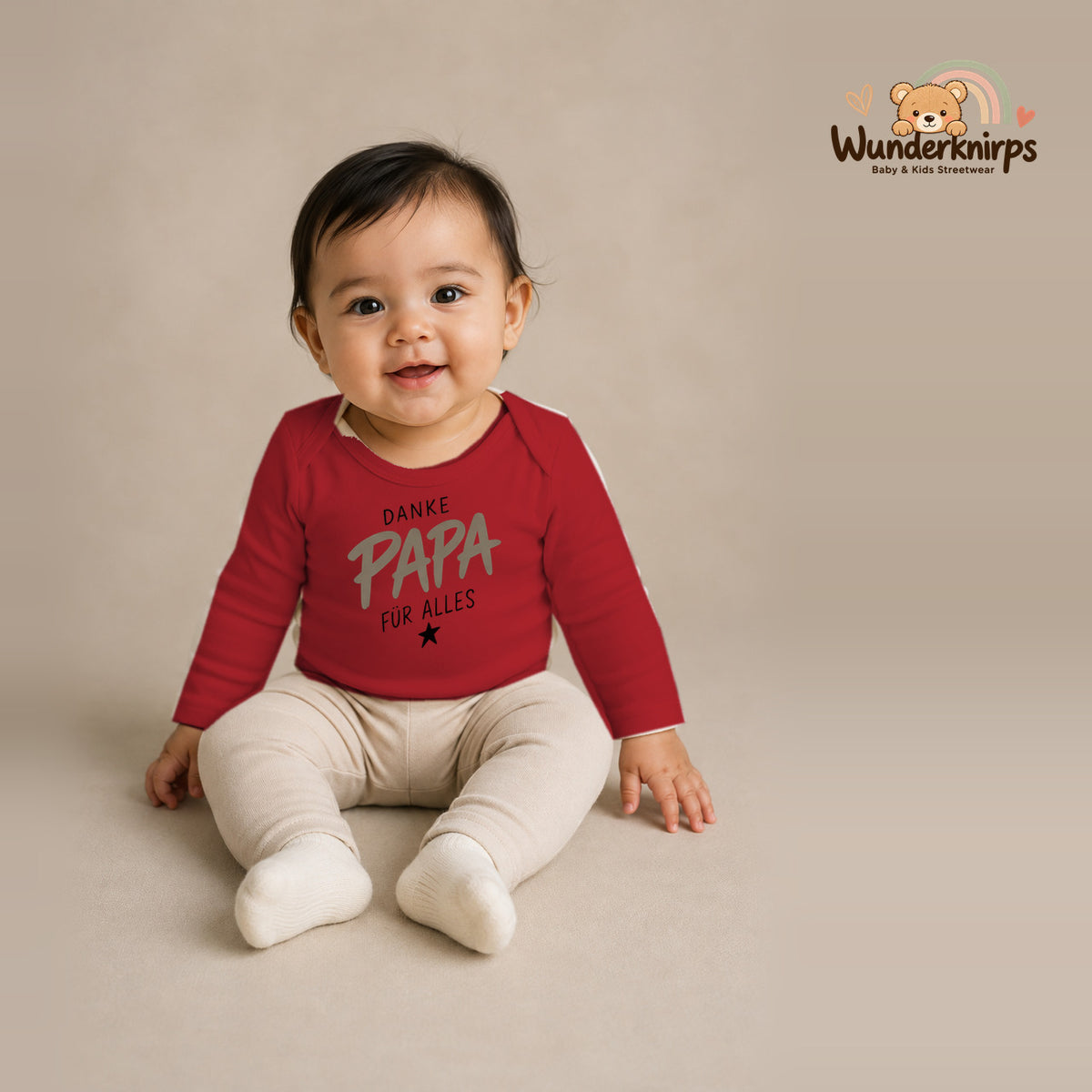 Babybody für Mädchen in Rot mit Motiv „Danke Papa“, getragen von einem Kind – Wunderknirps.