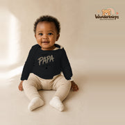Babybody für Mädchen in Schwarz mit Motiv „Danke Papa“, getragen von einem Kind – Wunderknirps.