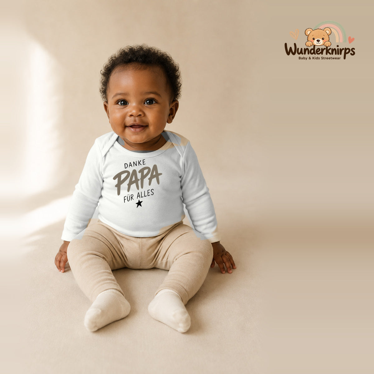 Babybody für Mädchen in Weiß mit Motiv „Danke Papa“, getragen von einem Kind – Wunderknirps.