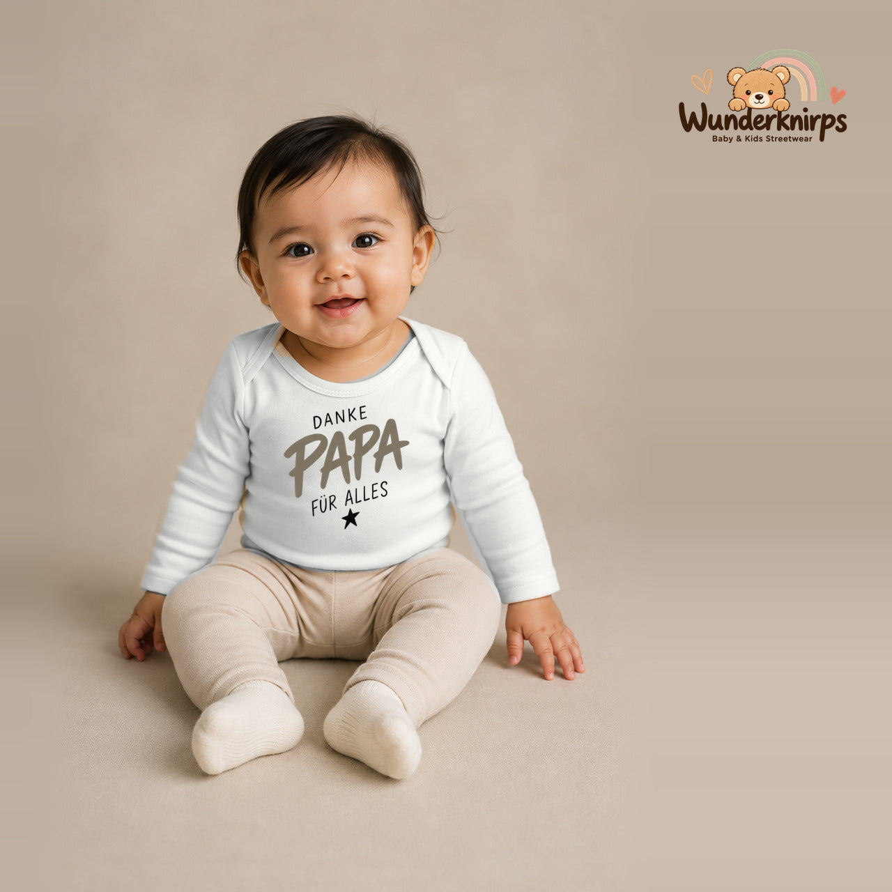 Babybody für Mädchen in Weiß mit Motiv „Danke Papa“, getragen von einem Kind – Wunderknirps.