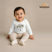 Babybody für Mädchen in Weiß mit Motiv „Danke Papa“, getragen von einem Kind – Wunderknirps.