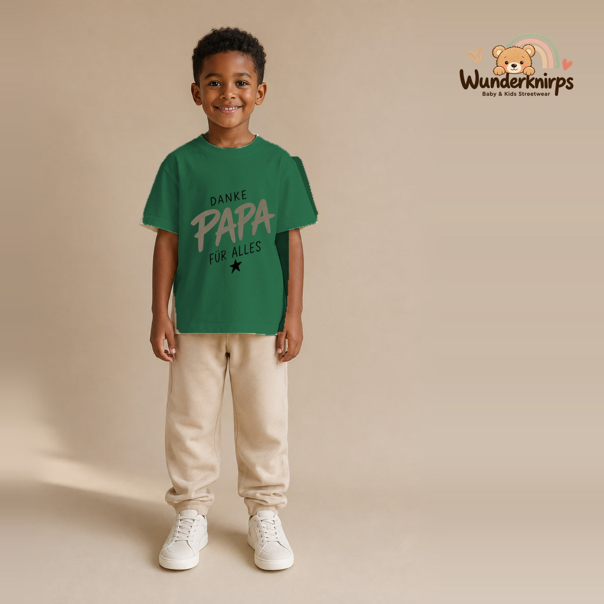 T-Shirt für Jungen in Grün mit Motiv „Danke Papa“, getragen von einem Kind – Wunderknirps.