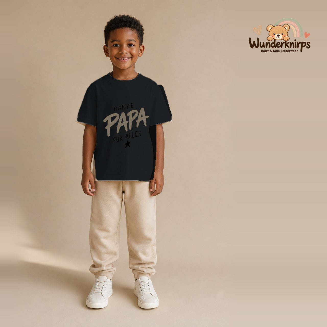 T-Shirt für Jungen in Schwarz mit Motiv „Danke Papa“, getragen von einem Kind – Wunderknirps.