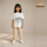 T-Shirt für Mädchen in Weiß mit Motiv „Danke Papa“, getragen von einem Kind – Wunderknirps.