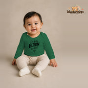 Babybody für Mädchen in Grün mit Motiv „Die besten Eltern“, getragen von einem Kind – Wunderknirps.