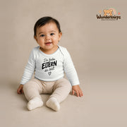 Babybody für Mädchen in Weiß mit Motiv „Die besten Eltern“, getragen von einem Kind – Wunderknirps.