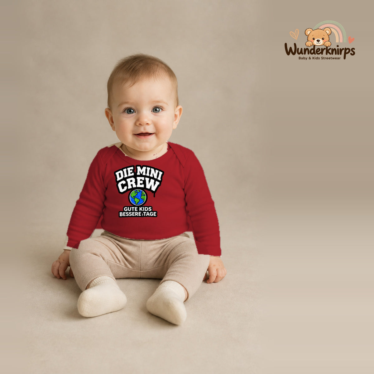Babybody für Jungen in Rot mit Motiv „Die Mini Crew“, getragen von einem Kind – Wunderknirps.