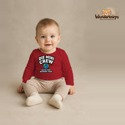 Babybody für Jungen in Rot mit Motiv „Die Mini Crew“, getragen von einem Kind – Wunderknirps.