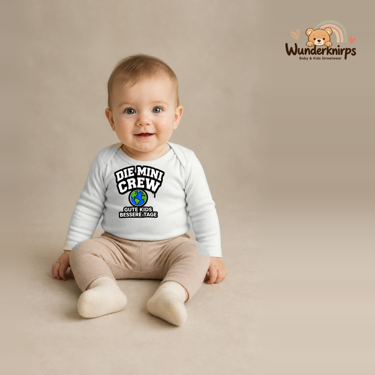 Babybody für Jungen in Weiß mit Motiv „Die Mini Crew“, getragen von einem Kind – Wunderknirps.