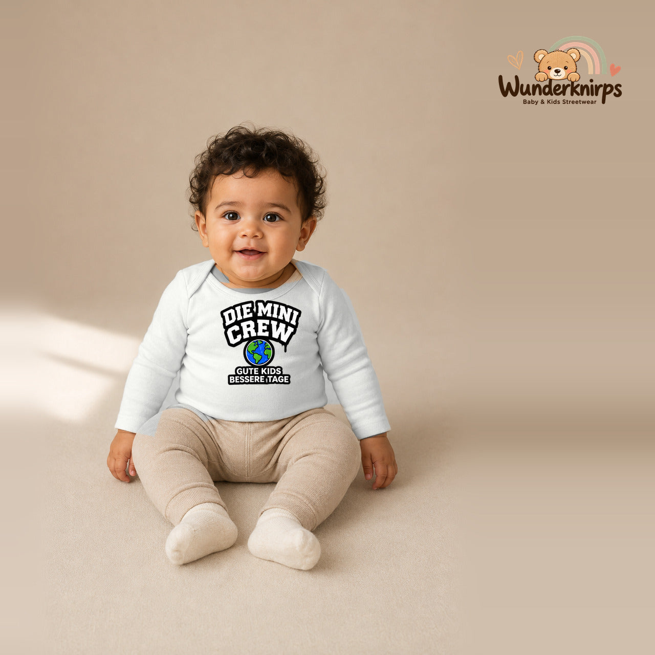 Babybody für Jungen in Weiß mit Motiv „Die Mini Crew“, getragen von einem Kind – Wunderknirps.