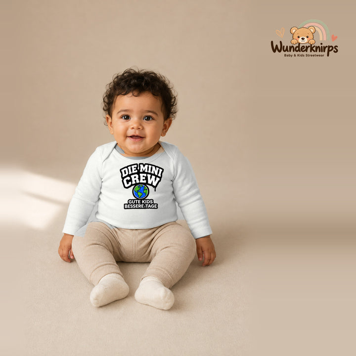 Babybody für Jungen in Weiß mit Motiv „Die Mini Crew“, getragen von einem Kind – Wunderknirps.