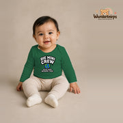 Babybody für Mädchen in Grün mit Motiv „Die Mini Crew“, getragen von einem Kind – Wunderknirps.