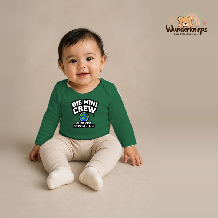 Babybody für Mädchen in Grün mit Motiv „Die Mini Crew“, getragen von einem Kind – Wunderknirps.