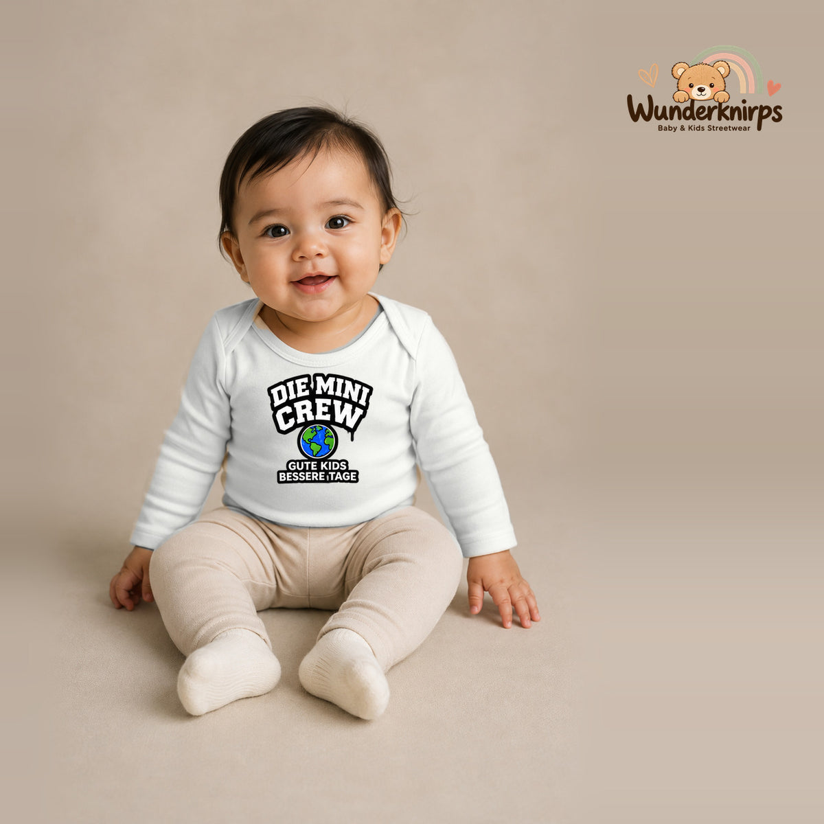 Babybody für Mädchen in Weiß mit Motiv „Die Mini Crew“, getragen von einem Kind – Wunderknirps.