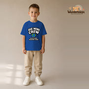 T-Shirt für Jungen in Blau mit Motiv „Die Mini Crew“, getragen von einem Kind – Wunderknirps.