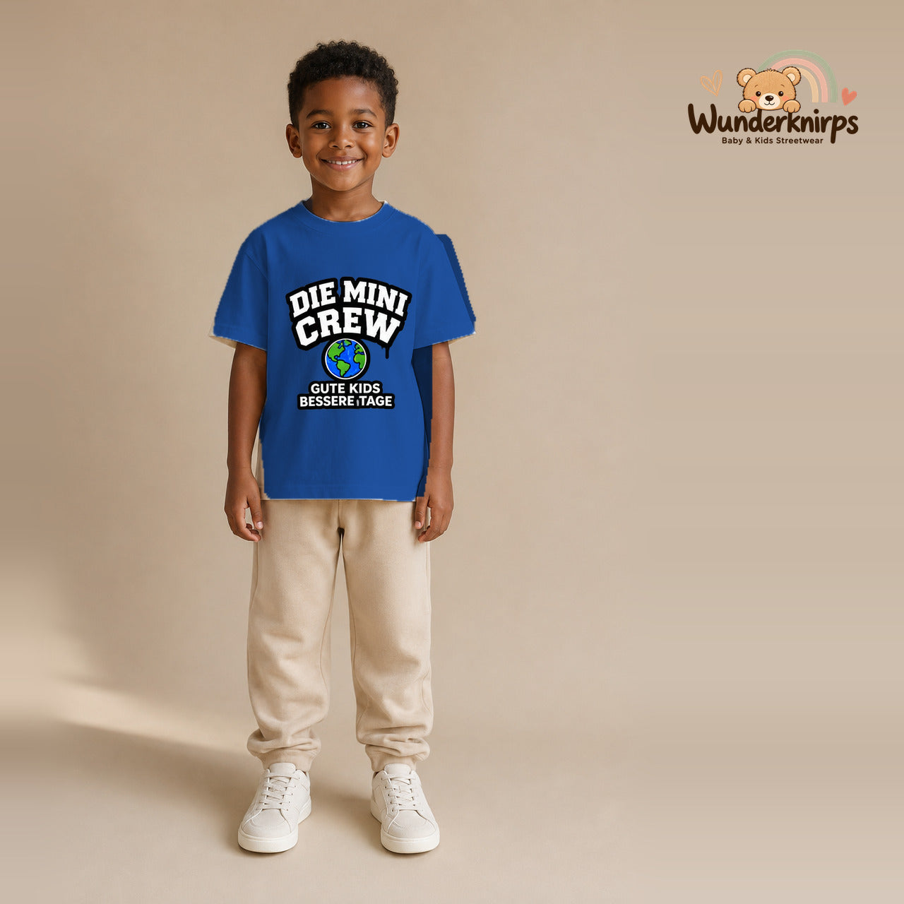 T-Shirt für Jungen in Blau mit Motiv „Die Mini Crew“, getragen von einem Kind – Wunderknirps.