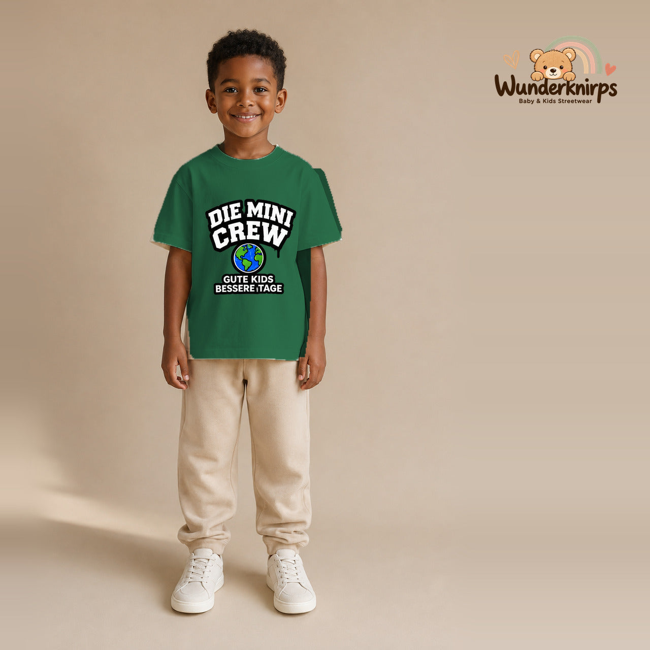 T-Shirt für Jungen in Grün mit Motiv „Die Mini Crew“, getragen von einem Kind – Wunderknirps.
