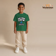 T-Shirt für Jungen in Grün mit Motiv „Die Mini Crew“, getragen von einem Kind – Wunderknirps.