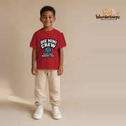 T-Shirt für Jungen in Rot mit Motiv „Die Mini Crew“, getragen von einem Kind – Wunderknirps.