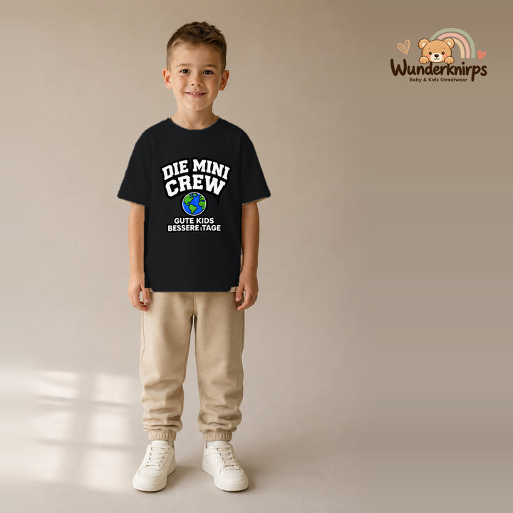 T-Shirt für Jungen in Schwarz mit Motiv „Die Mini Crew“, getragen von einem Kind – Wunderknirps.