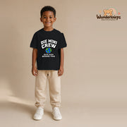 T-Shirt für Jungen in Schwarz mit Motiv „Die Mini Crew“, getragen von einem Kind – Wunderknirps.
