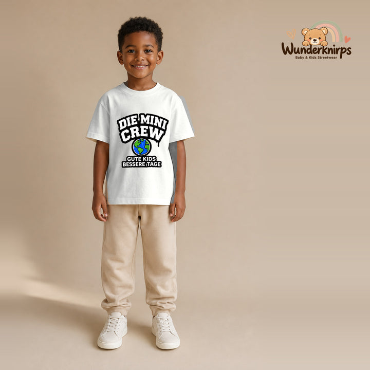 T-Shirt für Jungen in Weiß mit Motiv „Die Mini Crew“, getragen von einem Kind – Wunderknirps.