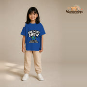 T-Shirt für Mädchen in Blau mit Motiv „Die Mini Crew“, getragen von einem Kind – Wunderknirps.