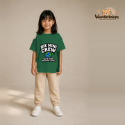 T-Shirt für Mädchen in Grün mit Motiv „Die Mini Crew“, getragen von einem Kind – Wunderknirps.