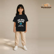 T-Shirt für Mädchen in Schwarz mit Motiv „Die Mini Crew“, getragen von einem Kind – Wunderknirps.