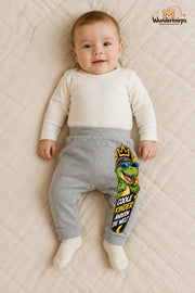 Coole kinder ändern die welt – Babyhose mit dem Motiv Dino – für Jungen: Grau meliert mit Dino-Druck am Hosenbein – Wunderknirps.