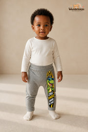 Dino Lieblingslook – Coole kinder ändern die welt – Babyhose für Mädchen: Grau meliert mit Dino-Druck am Hosenbein – Wunderknirps.