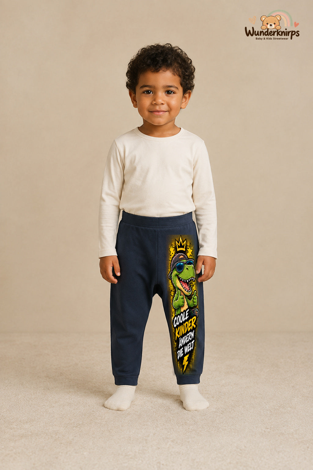 Dino Streetstyle – Coole kinder ändern die welt – Babyhose für Jungen: Navy mit Dino-Druck am Hosenbein – Wunderknirps.