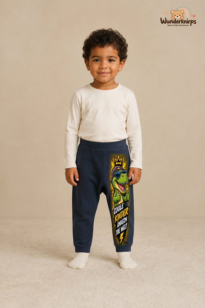 Dino Streetstyle – Coole kinder ändern die welt – Babyhose für Jungen: Navy mit Dino-Druck am Hosenbein – Wunderknirps.