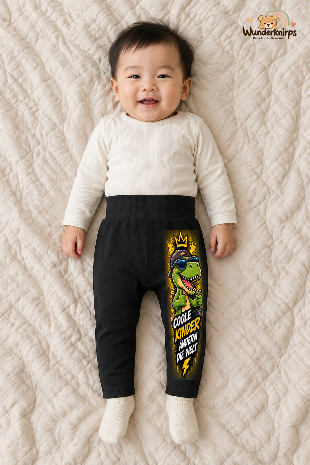 Dino Streetstyle – Coole kinder ändern die welt – Babyhose für Jungen: Schwarz mit Dino-Druck am Hosenbein – Wunderknirps.