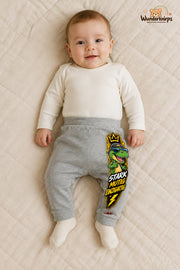 Stark mutig einzigartig: Dino für kleine Entdecker – Babyhose für Jungen: Grau meliert mit Dino-Druck am Hosenbein – Wunderknirps.